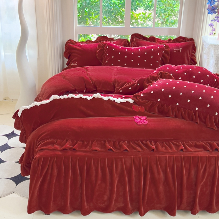 91家纺网 家纺一手货源 找家纺 睡美人 2025韩版暖铂绒牛奶绒花边床裙床笠床单款四件套 心愿-车厘子红