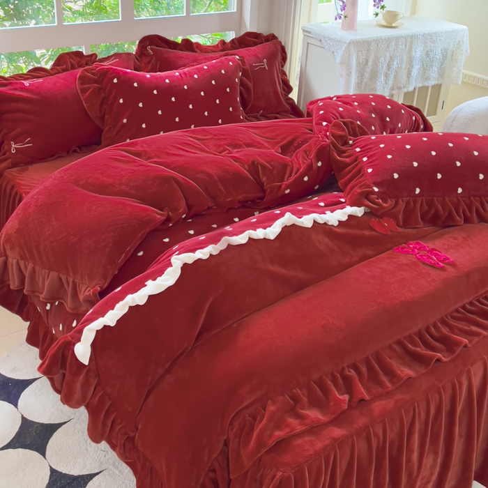 91家纺网 家纺一手货源 找家纺 睡美人 2025韩版暖铂绒牛奶绒花边床裙床笠床单款四件套 心愿-车厘子红