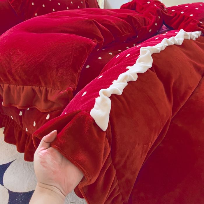 91家纺网 家纺一手货源 找家纺 睡美人 2025韩版暖铂绒牛奶绒花边床裙床笠床单款四件套 心愿-车厘子红