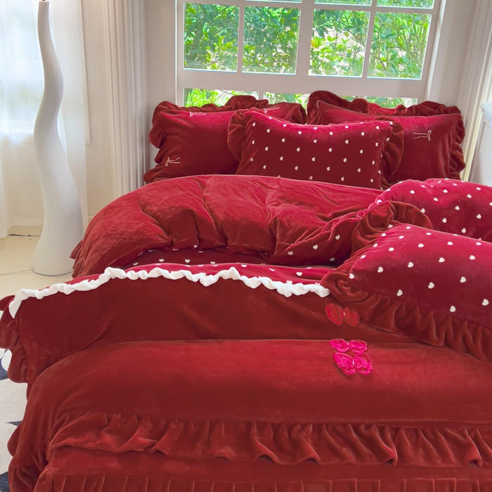 91家纺网 家纺一手货源 找家纺 睡美人 2025韩版暖铂绒牛奶绒花边床裙床笠床单款四件套 心愿-车厘子红