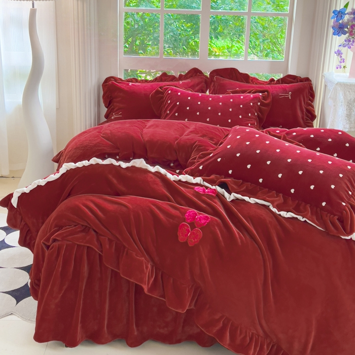 91家纺网 家纺一手货源 找家纺 睡美人 2025韩版暖铂绒牛奶绒花边床裙床笠床单款四件套 心愿-车厘子红