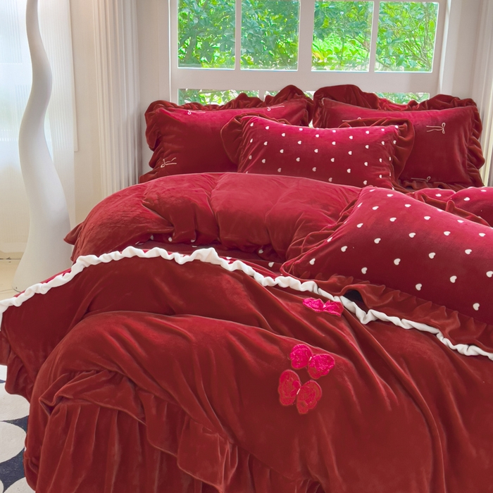 91家纺网 家纺一手货源 找家纺 睡美人 2025韩版暖铂绒牛奶绒花边床裙床笠床单款四件套 心愿-车厘子红