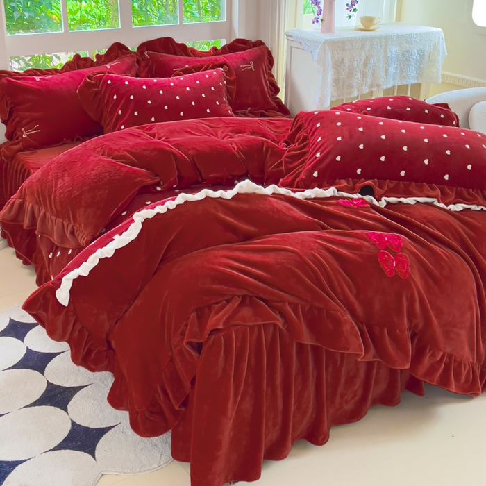91家纺网 家纺一手货源 找家纺 睡美人 2025韩版暖铂绒牛奶绒花边床裙床笠床单款四件套 心愿-车厘子红