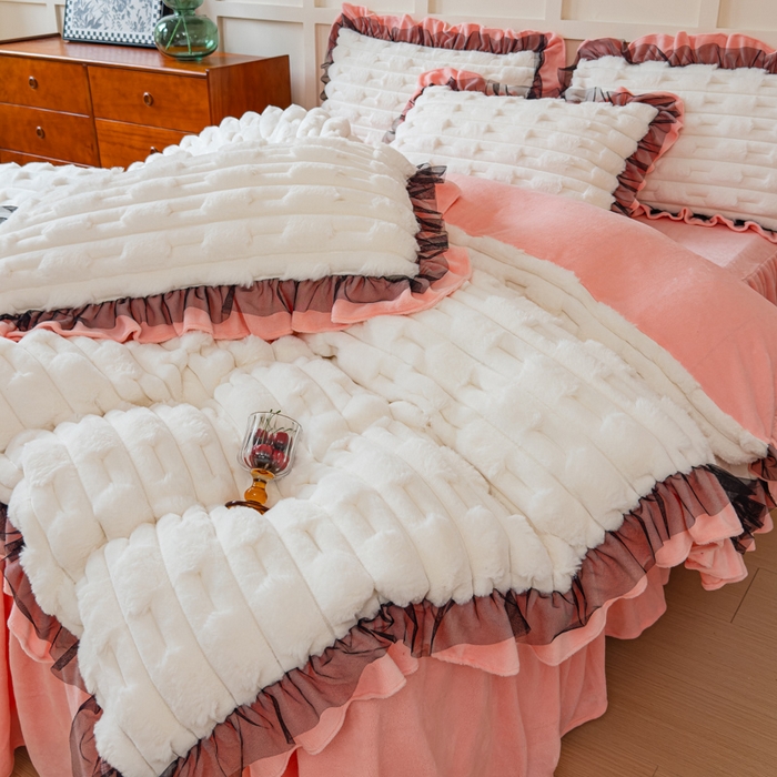 91家纺网 家纺一手货源 找家纺 睡美人 2025韩版兔绒提花牛奶绒床裙床单床笠款四件套 兔绒提花-公主粉