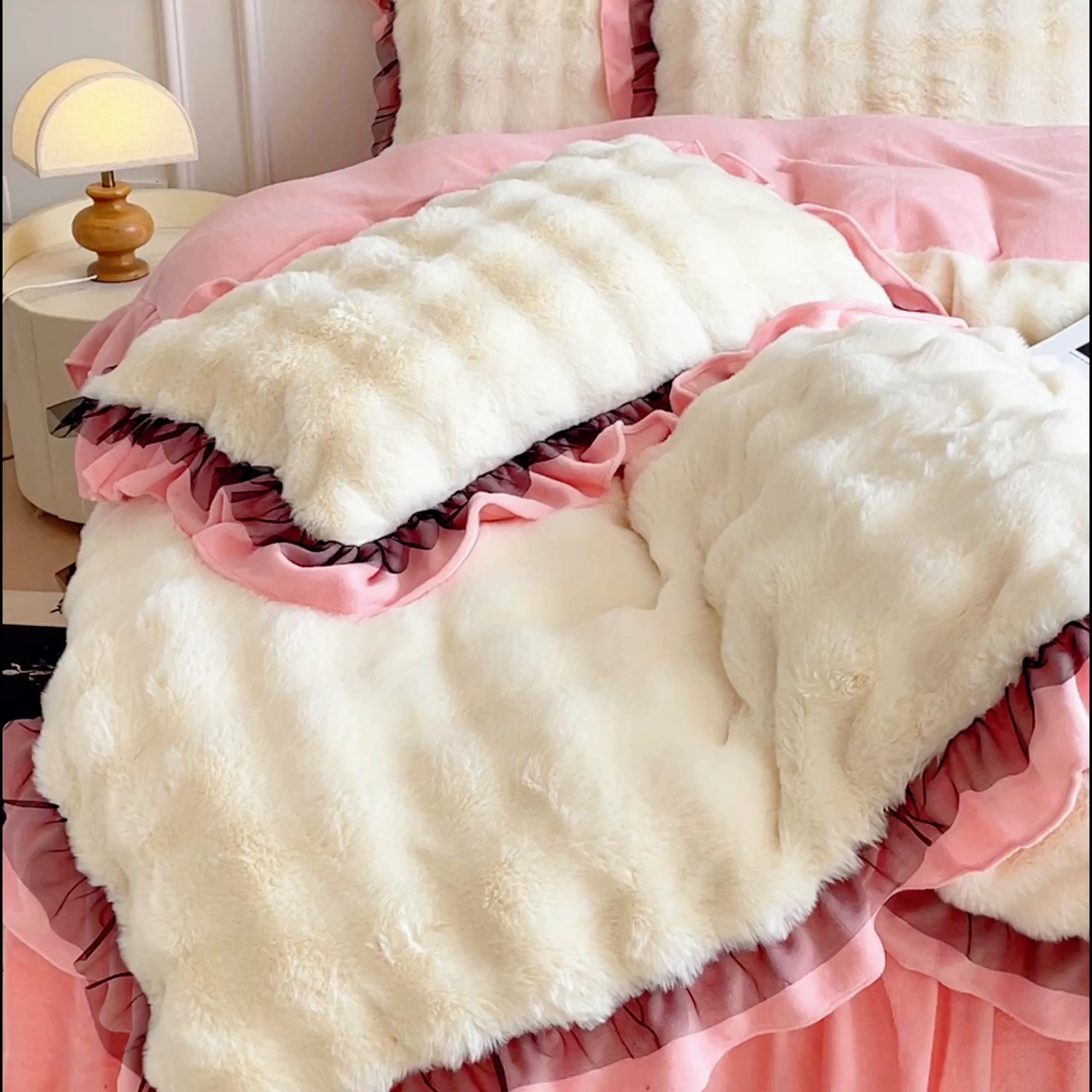 91家纺网 家纺一手货源 找家纺 睡美人 2025韩版兔兔绒牛奶绒床裙床单床笠款公主蕾丝四件套 兔兔绒-公主粉