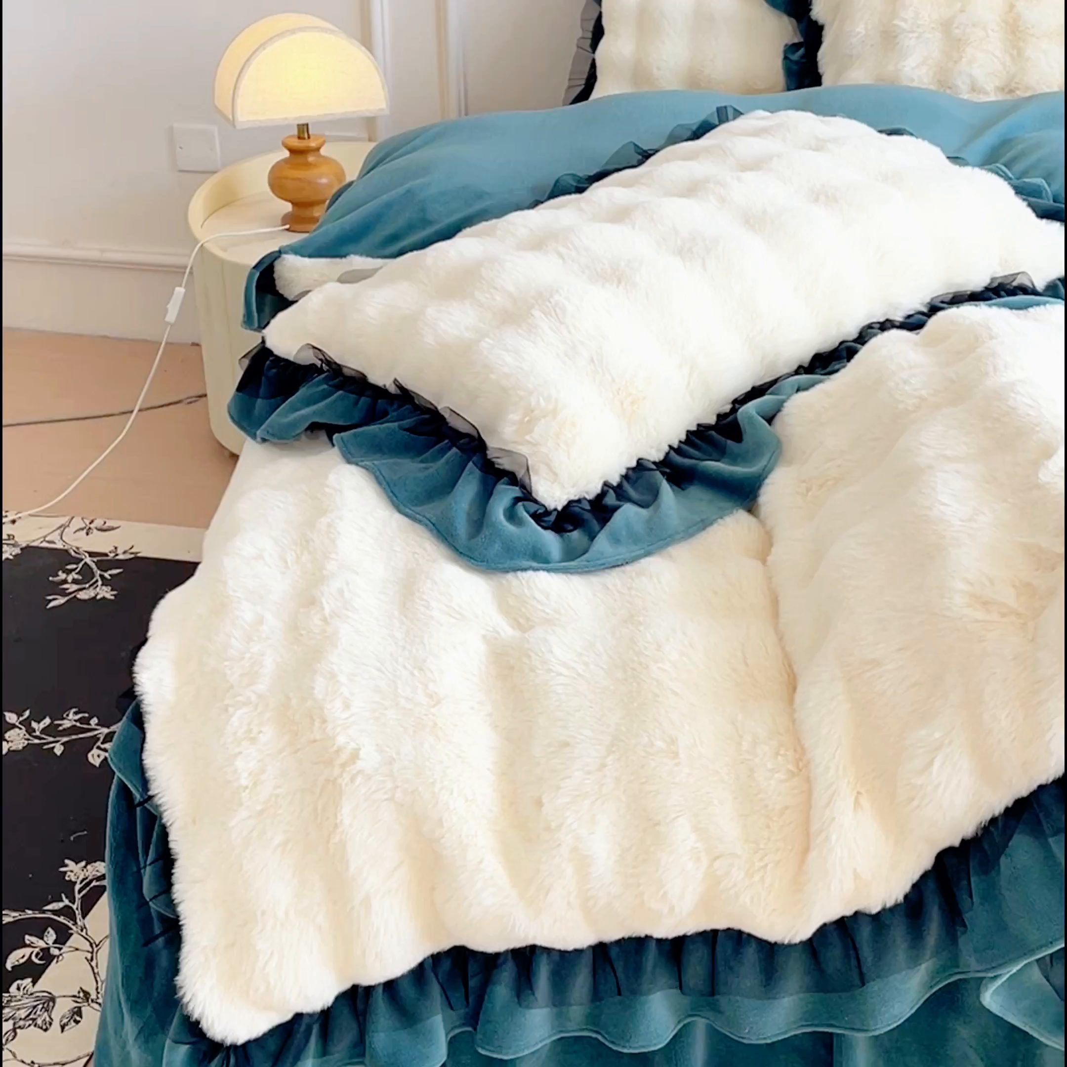 91家纺网 家纺一手货源 找家纺 睡美人 2025韩版兔兔绒牛奶绒床裙床单床笠款公主蕾丝四件套 兔兔绒-星空蓝