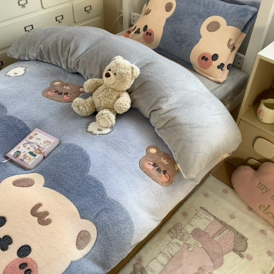 91家纺网 家纺一手货源 找家纺 川悦生活 2025新款立体雪花绒印花四件套学生床系列一场景一 熊小巴