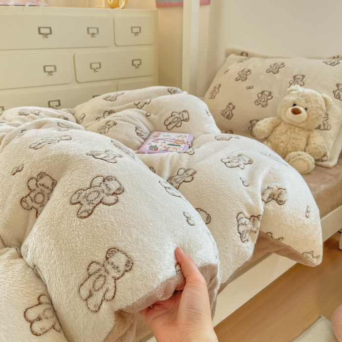 91家纺网 家纺一手货源 找家纺 川悦生活 2025新款立体雪花绒印花四件套学生床系列一场景一 奶咖小熊