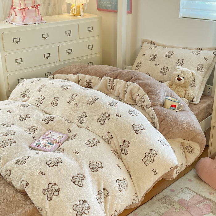 91家纺网 家纺一手货源 找家纺 川悦生活 2025新款立体雪花绒印花四件套学生床系列一场景一 奶咖小熊