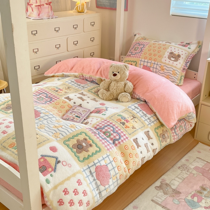 91家纺网 家纺一手货源 找家纺 川悦生活 2025新款立体雪花绒印花四件套学生床系列一场景一 嘎嘎小熊