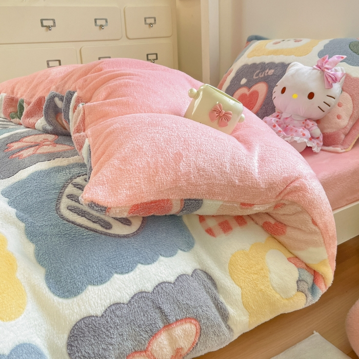 91家纺网 家纺一手货源 找家纺 川悦生活 2025新款立体雪花绒印花四件套学生床系列一场景一 甜蜜日常粉