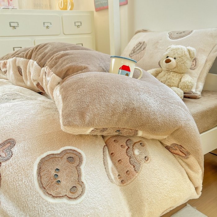 91家纺网 家纺一手货源 找家纺 川悦生活 2025新款立体雪花绒印花四件套学生床系列一场景一 巧克力熊