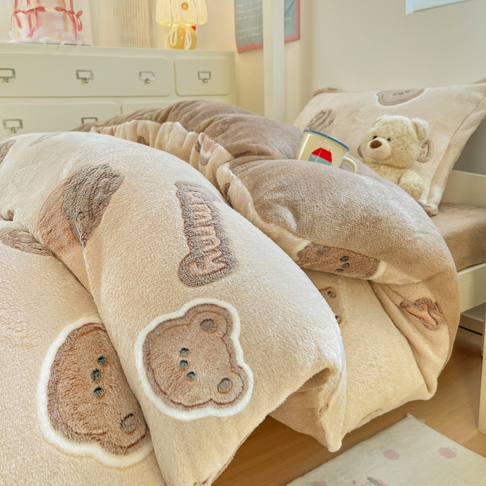 91家纺网 家纺一手货源 找家纺 川悦生活 2025新款立体雪花绒印花四件套学生床系列一场景一 巧克力熊