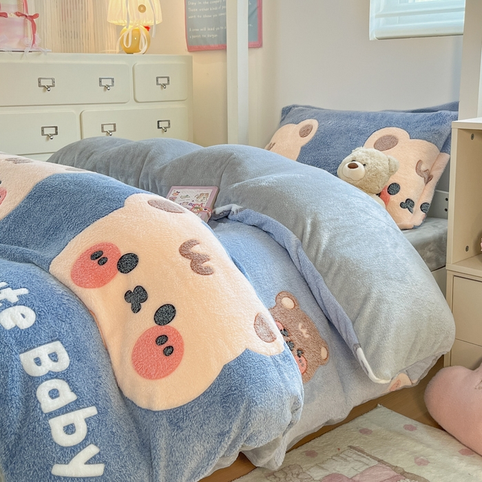 91家纺网 家纺一手货源 找家纺 川悦生活 2025新款立体雪花绒印花四件套学生床系列一场景一 熊小巴