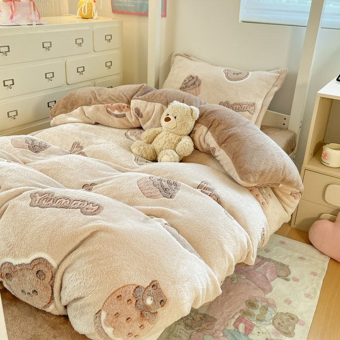 91家纺网 家纺一手货源 找家纺 川悦生活 2025新款立体雪花绒印花四件套学生床系列一场景一 巧克力熊