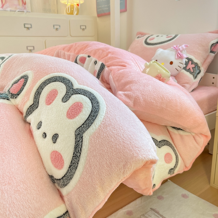 91家纺网 家纺一手货源 找家纺 川悦生活 2025新款立体雪花绒印花四件套学生床系列一场景一 爱米兔