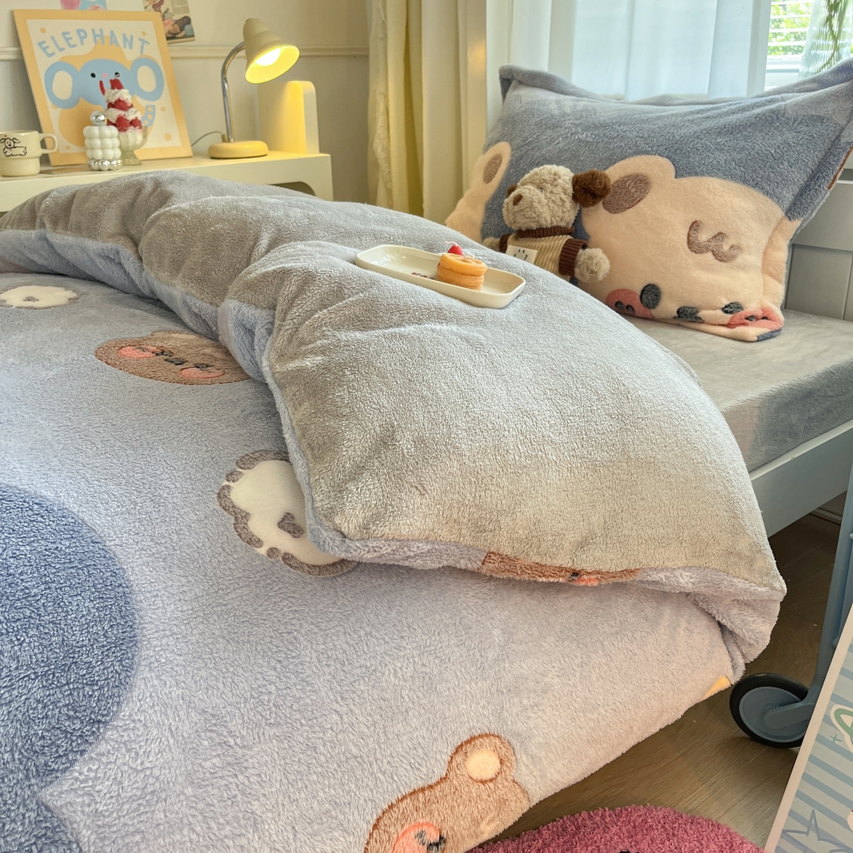 91家纺网 家纺一手货源 找家纺 川悦生活 2025新款立体雪花绒印花四件套学生床系列一场景二 熊小巴