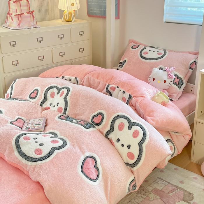 91家纺网 家纺一手货源 找家纺 川悦生活 2025新款立体雪花绒印花四件套学生床系列一场景一 爱米兔