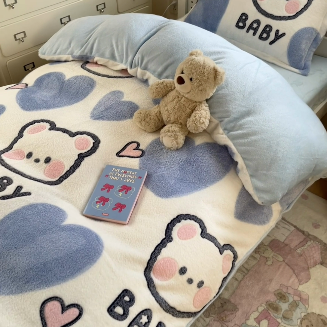 91家纺网 家纺一手货源 找家纺 川悦生活 2025新款立体雪花绒印花四件套学生床系列一场景一 可爱熊