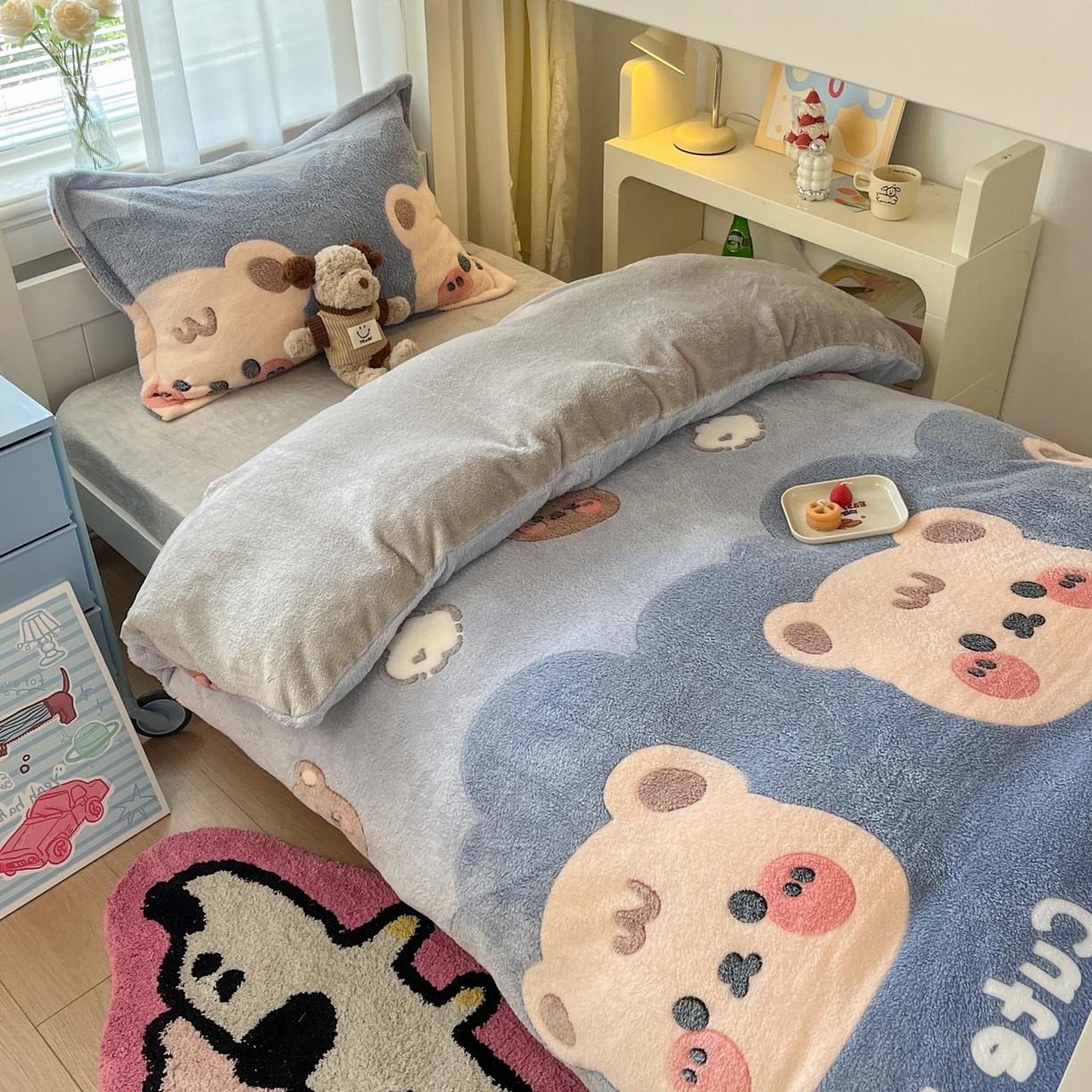 91家纺网 家纺一手货源 找家纺 川悦生活 2025新款立体雪花绒印花四件套学生床系列一场景二 熊小巴
