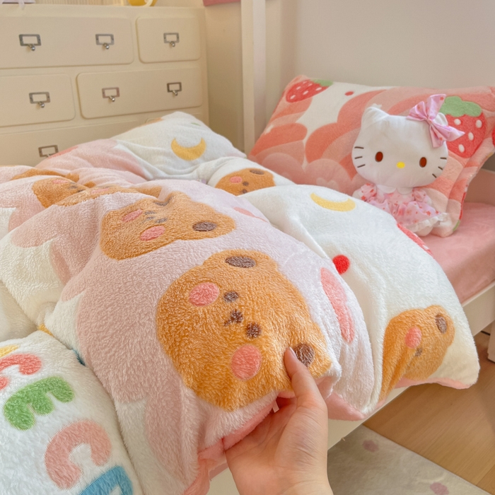 91家纺网 家纺一手货源 找家纺 川悦生活 2025新款立体雪花绒印花四件套学生床系列一场景一 冰激凌小熊