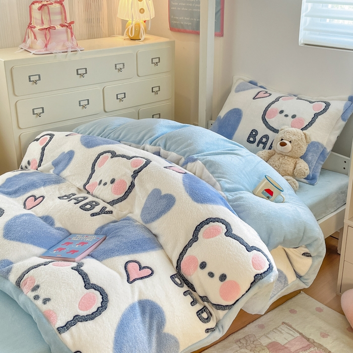 91家纺网 家纺一手货源 找家纺 川悦生活 2025新款立体雪花绒印花四件套学生床系列一场景一 可爱熊