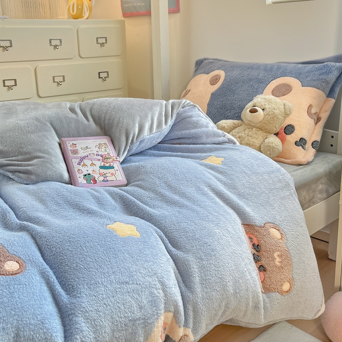 91家纺网 家纺一手货源 找家纺 川悦生活 2025新款立体雪花绒印花四件套学生床系列一场景一 熊小巴