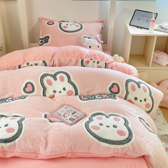 91家纺网 家纺一手货源 找家纺 川悦生活 2025新款立体雪花绒印花四件套学生床系列一场景一 爱米兔