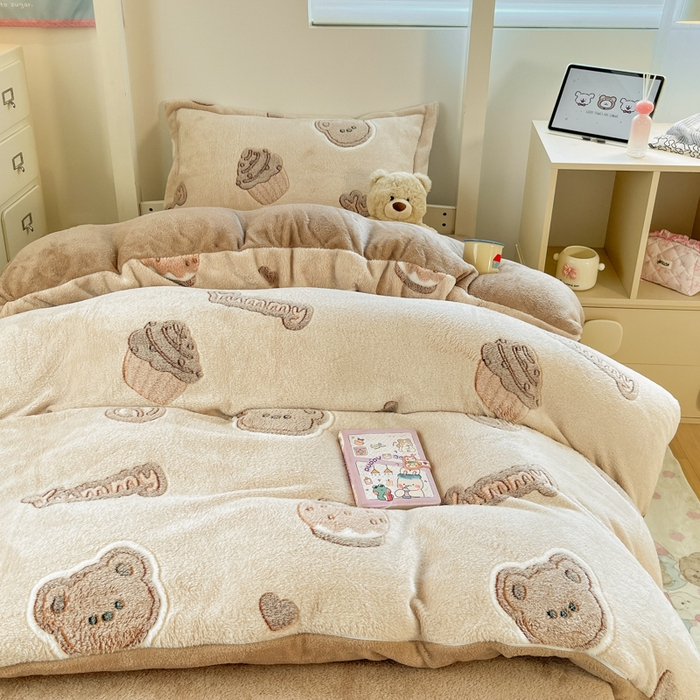 91家纺网 家纺一手货源 找家纺 川悦生活 2025新款立体雪花绒印花四件套学生床系列一场景一 巧克力熊