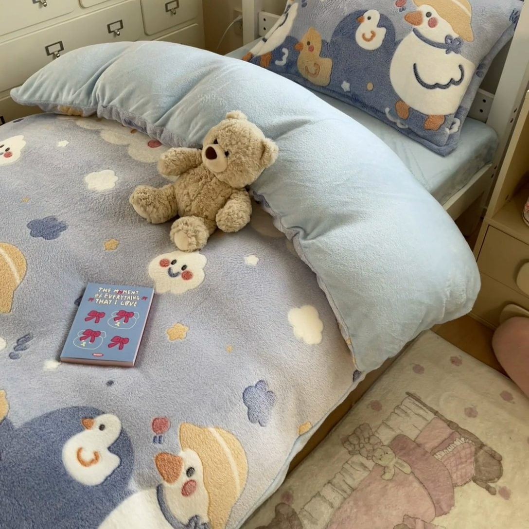 91家纺网 家纺一手货源 找家纺 川悦生活 2025新款立体雪花绒印花四件套学生床系列一场景一 哒哒鸭丫