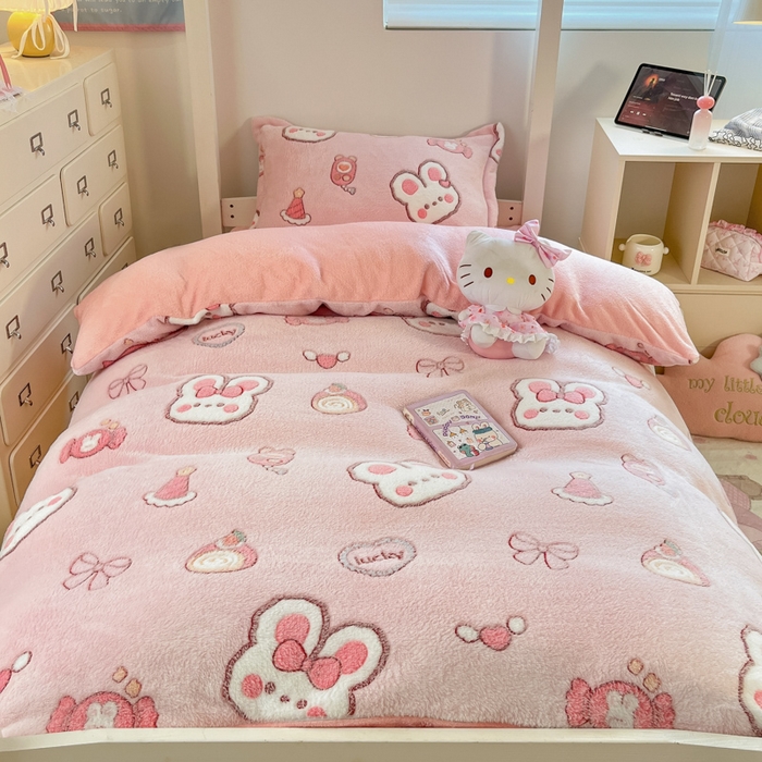 91家纺网 家纺一手货源 找家纺 川悦生活 2025新款立体雪花绒印花四件套学生床系列一场景一 蜜语奶兔