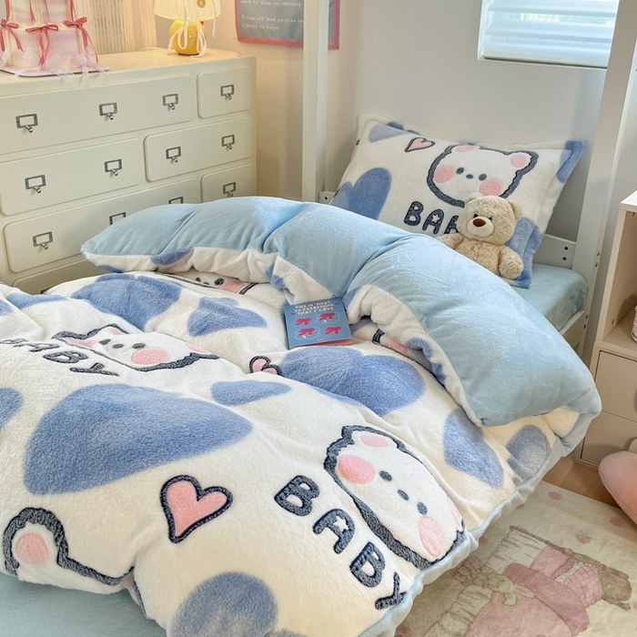 91家纺网 家纺一手货源 找家纺 川悦生活 2025新款立体雪花绒印花四件套学生床系列一场景一 可爱熊