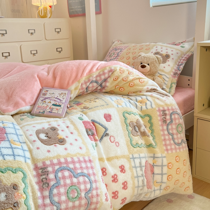 91家纺网 家纺一手货源 找家纺 川悦生活 2025新款立体雪花绒印花四件套学生床系列一场景一 嘎嘎小熊