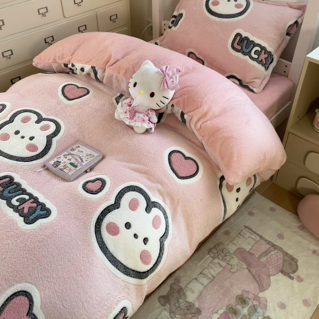 91家纺网 家纺一手货源 找家纺 川悦生活 2025新款立体雪花绒印花四件套学生床系列一场景一 爱米兔