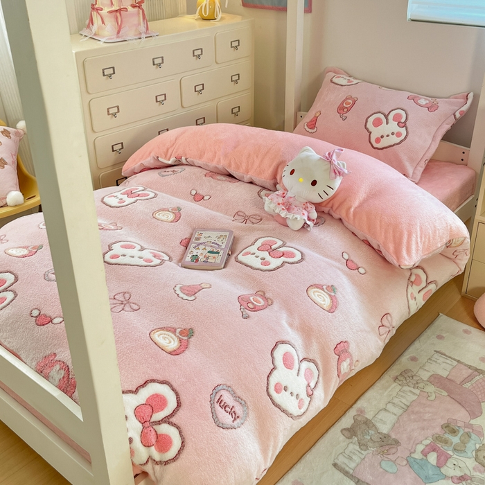 91家纺网 家纺一手货源 找家纺 川悦生活 2025新款立体雪花绒印花四件套学生床系列一场景一 蜜语奶兔