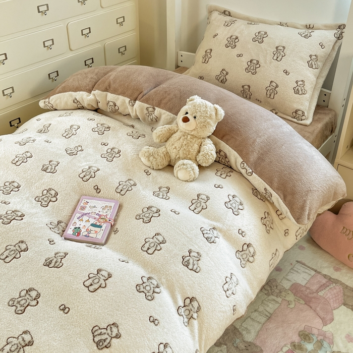 91家纺网 家纺一手货源 找家纺 川悦生活 2025新款立体雪花绒印花四件套学生床系列一场景一 奶咖小熊