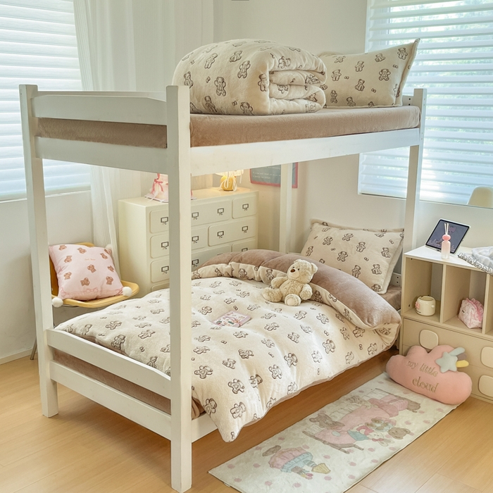 91家纺网 家纺一手货源 找家纺 川悦生活 2025新款立体雪花绒印花四件套学生床系列一场景一 奶咖小熊