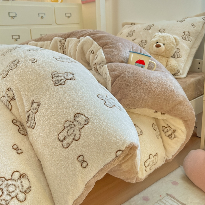 91家纺网 家纺一手货源 找家纺 川悦生活 2025新款立体雪花绒印花四件套学生床系列一场景一 奶咖小熊