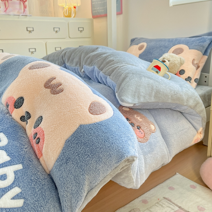 91家纺网 家纺一手货源 找家纺 川悦生活 2025新款立体雪花绒印花四件套学生床系列一场景一 熊小巴