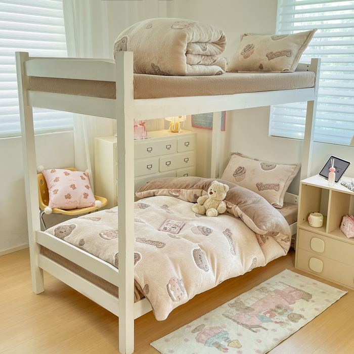 91家纺网 家纺一手货源 找家纺 川悦生活 2025新款立体雪花绒印花四件套学生床系列一场景一 巧克力熊