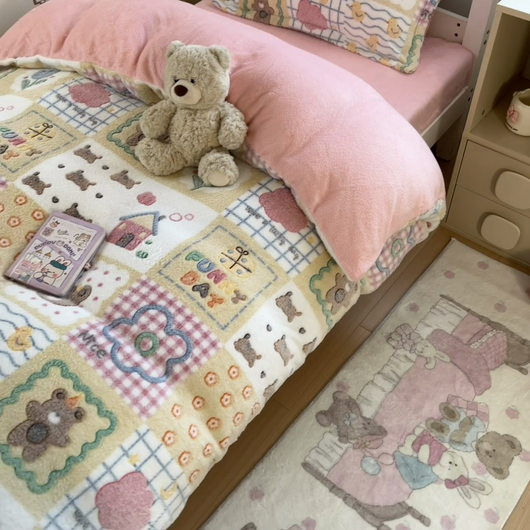 91家纺网 家纺一手货源 找家纺 川悦生活 2025新款立体雪花绒印花四件套学生床系列一场景一 嘎嘎小熊