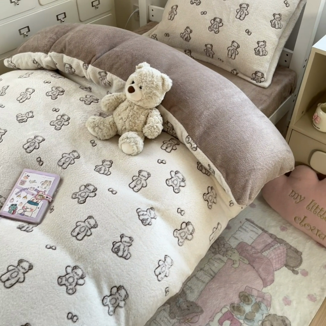91家纺网 家纺一手货源 找家纺 川悦生活 2025新款立体雪花绒印花四件套学生床系列一场景一 奶咖小熊