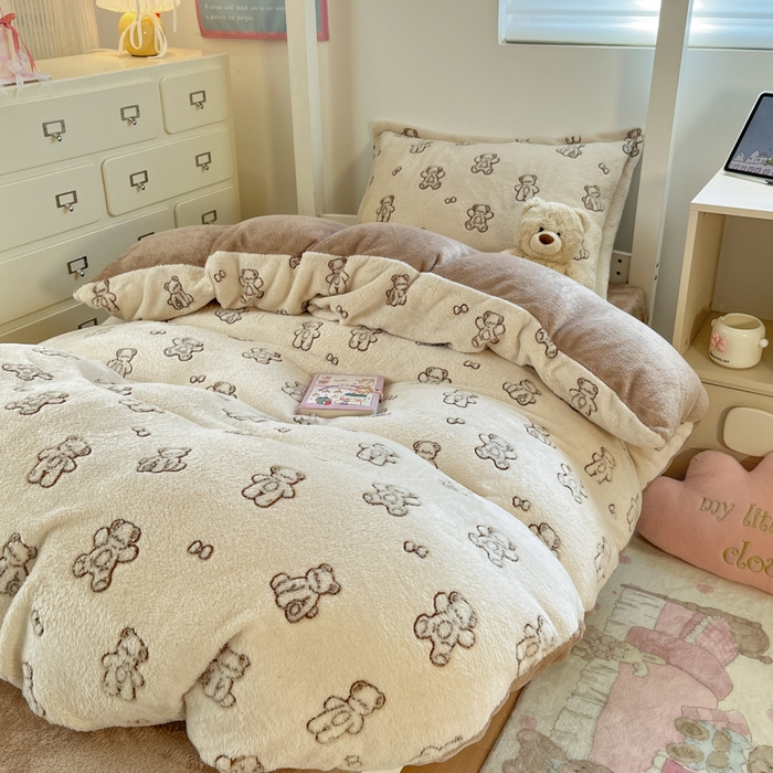 91家纺网 家纺一手货源 找家纺 川悦生活 2025新款立体雪花绒印花四件套学生床系列一场景一 奶咖小熊