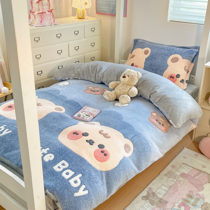 91家纺网 家纺一手货源 找家纺 川悦生活 2025新款立体雪花绒印花四件套学生床系列一场景一 熊小巴