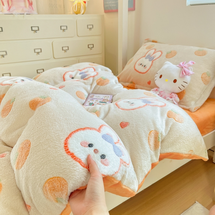 91家纺网 家纺一手货源 找家纺 川悦生活 2025新款立体雪花绒印花四件套学生床系列一场景一 橘兔