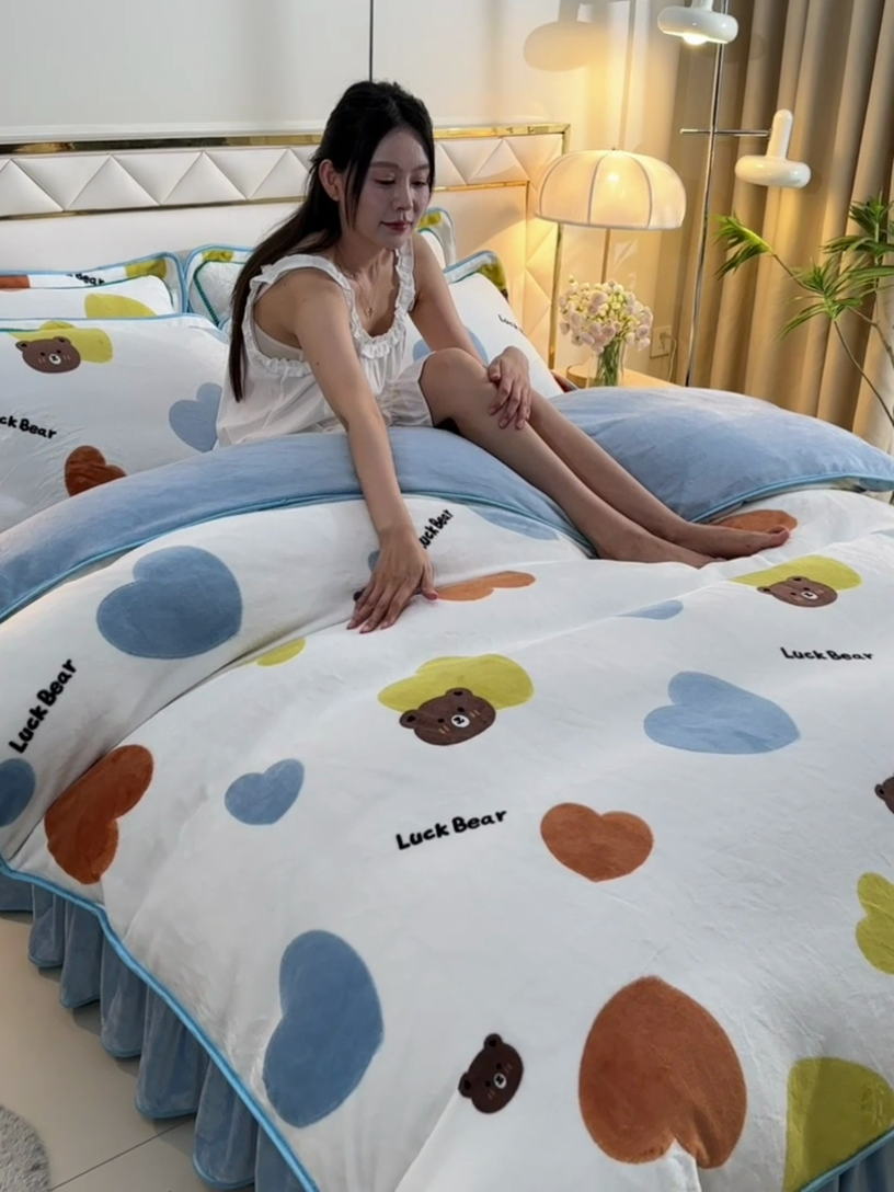 91家纺网 家纺一手货源 找家纺 馨梦缘 2025直播爆款8.5斤牛奶绒四件套加厚保暖床裙金貂绒 可爱熊