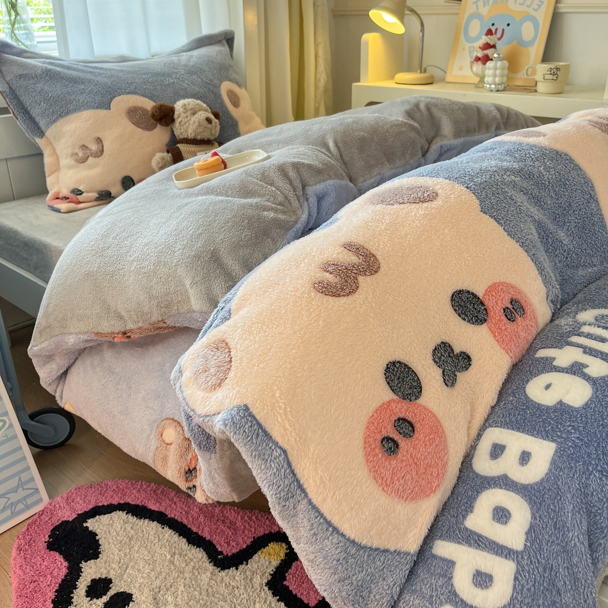 91家纺网 家纺一手货源 找家纺 川悦生活 2025新款立体雪花绒印花四件套学生床系列一场景二 熊小巴