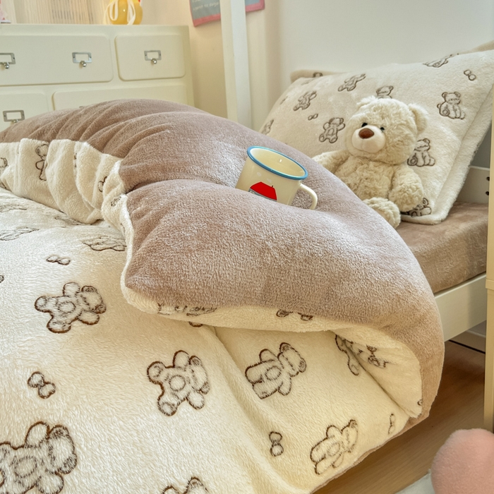 91家纺网 家纺一手货源 找家纺 川悦生活 2025新款立体雪花绒印花四件套学生床系列一场景一 奶咖小熊