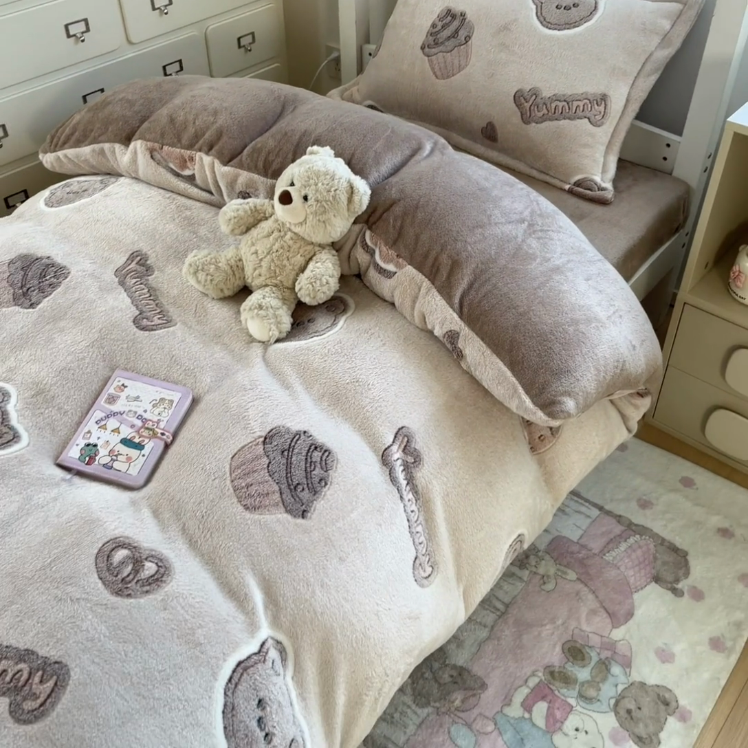 91家纺网 家纺一手货源 找家纺 川悦生活 2025新款立体雪花绒印花四件套学生床系列一场景一 巧克力熊