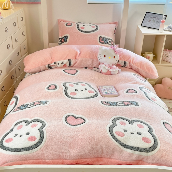 91家纺网 家纺一手货源 找家纺 川悦生活 2025新款立体雪花绒印花四件套学生床系列一场景一 爱米兔